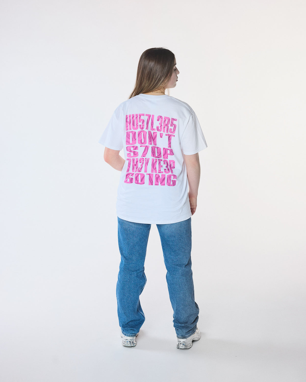 T-shirt CHASER rose HDD Paris porté, vue dos avec message typographique hustle, style streetwear premium.