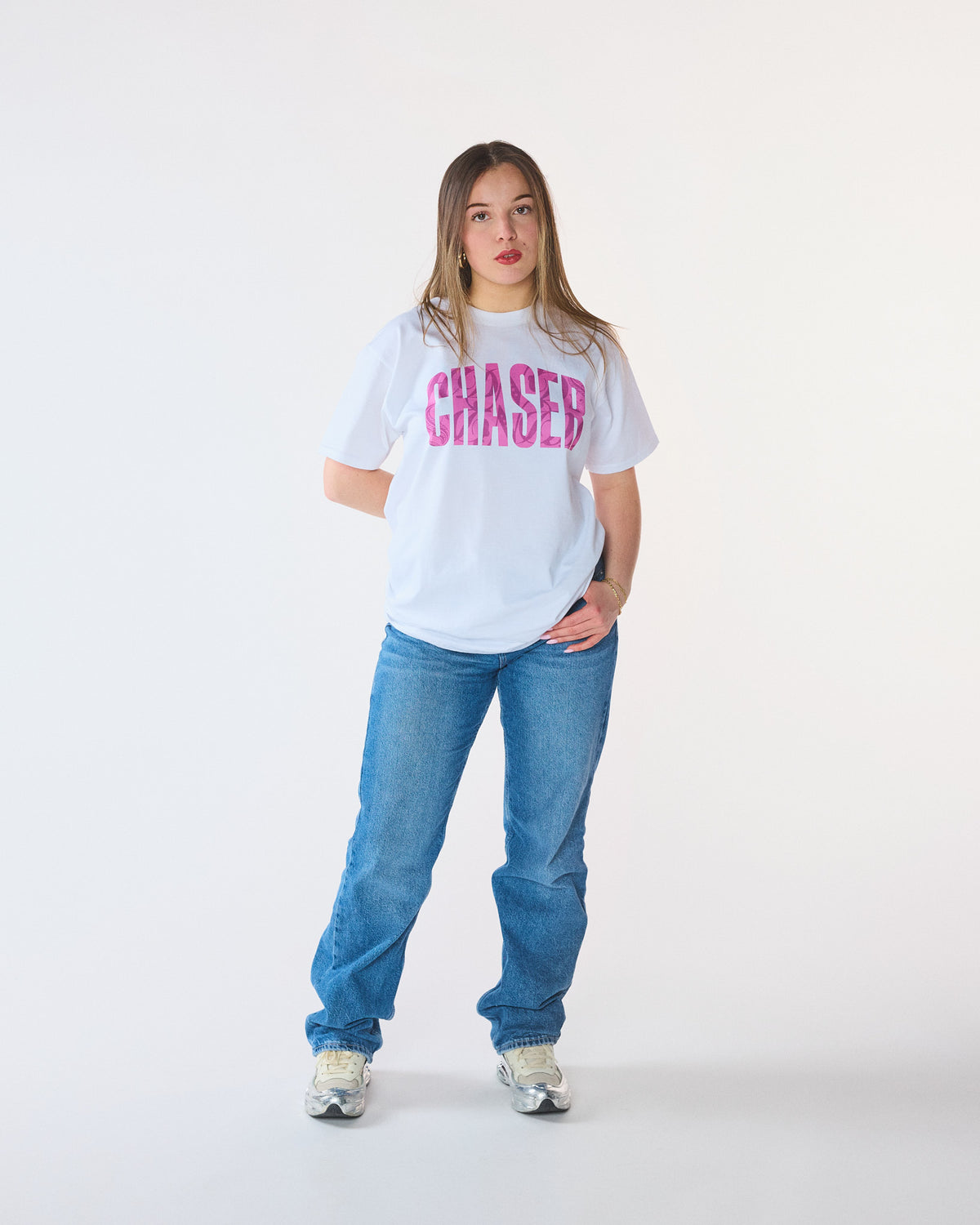 T-shirt CHASER rose HDD Paris porté, logo graphique rose sur t-shirt blanc oversize, look streetwear moderne.