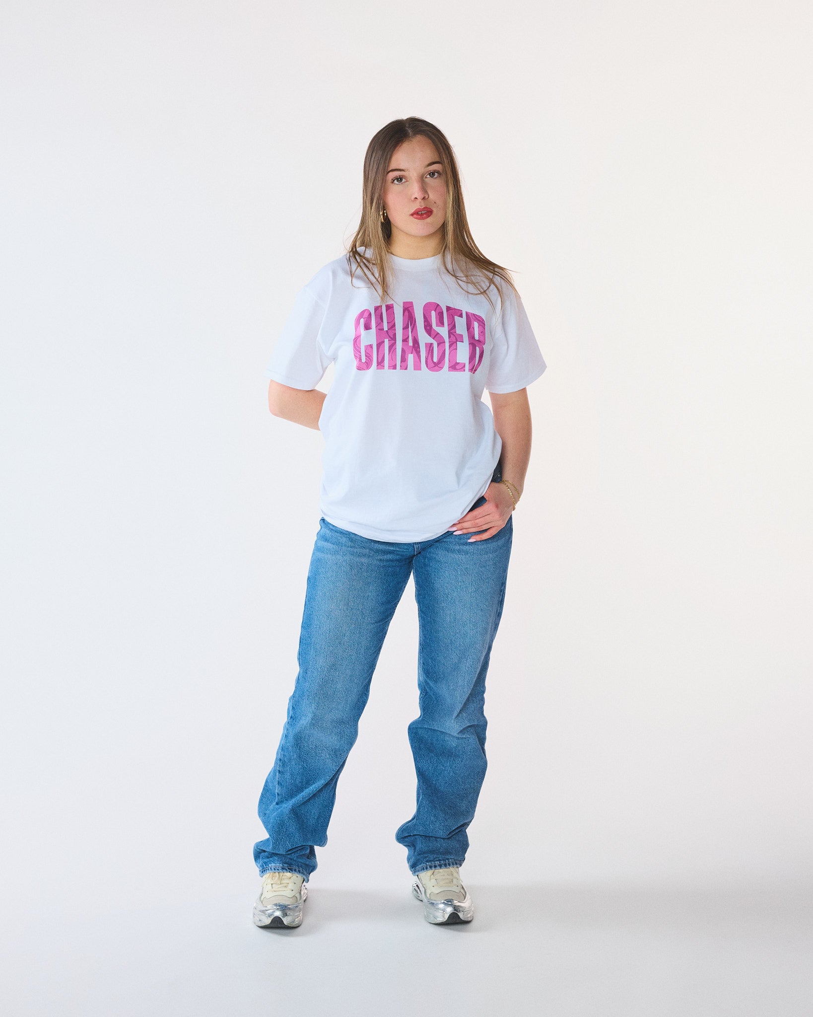 T-shirt CHASER rose HDD Paris porté, logo graphique rose sur t-shirt blanc oversize, look streetwear moderne.