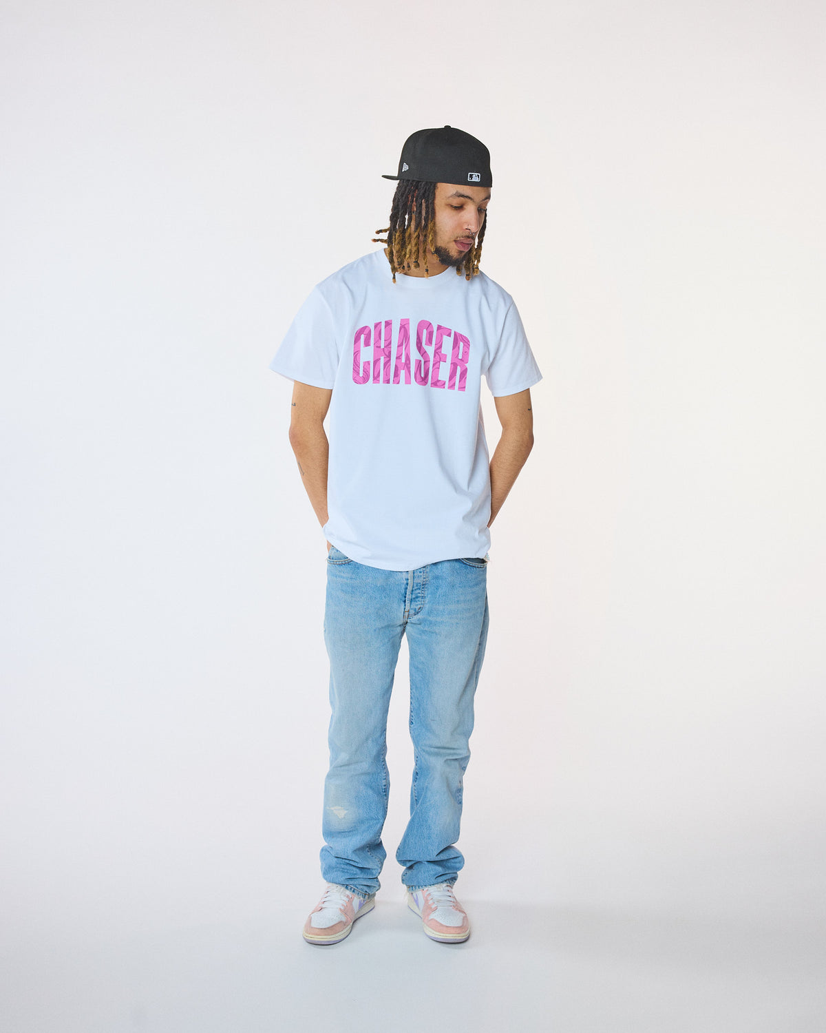 T-shirt CHASER rose HDD Paris porté, logo graphique rose sur t-shirt blanc oversize, style streetwear premium.