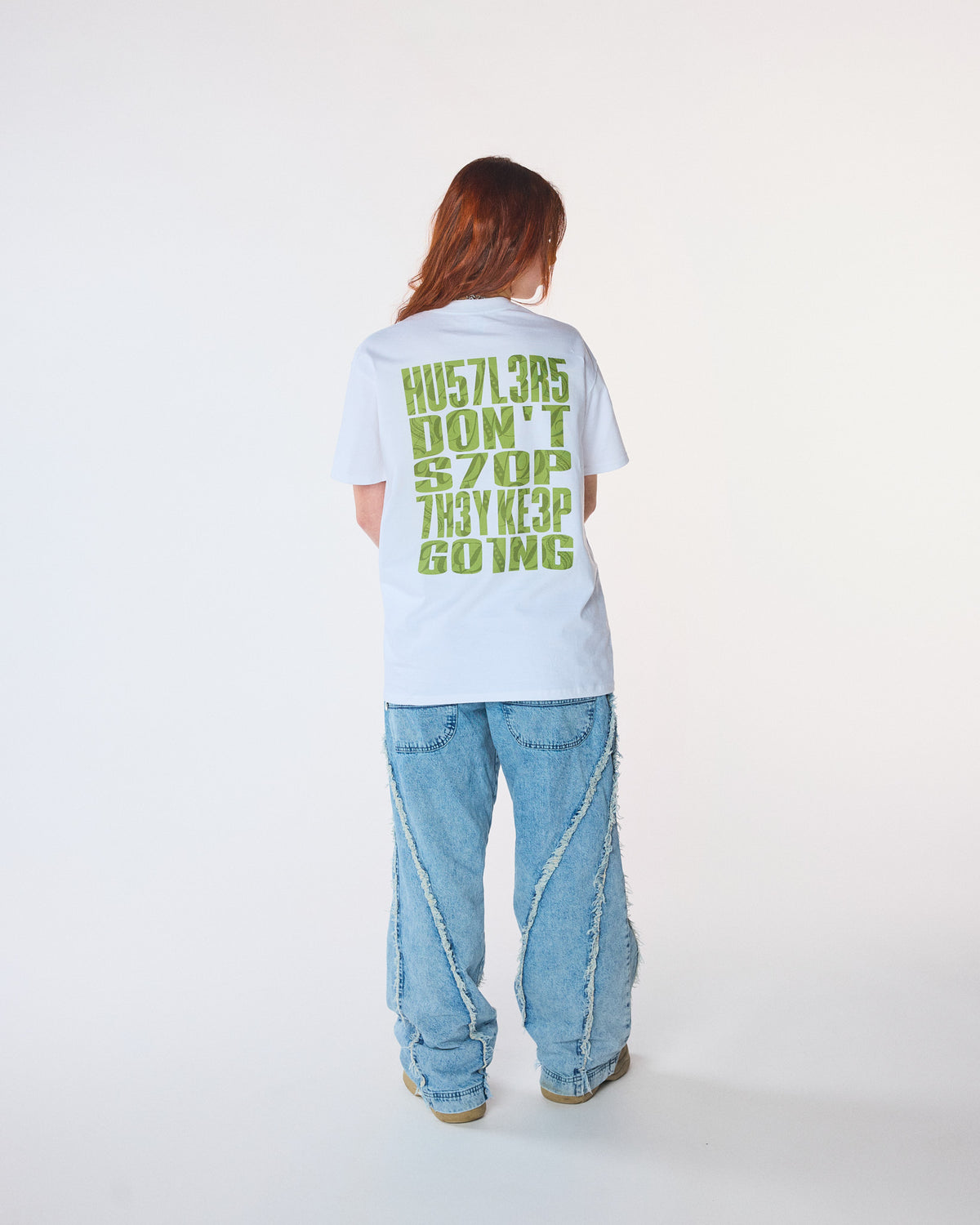 T-shirt CHASER vert HDD porté, vue dos avec message typographique inspiré hustle, coupe oversize streetwear.