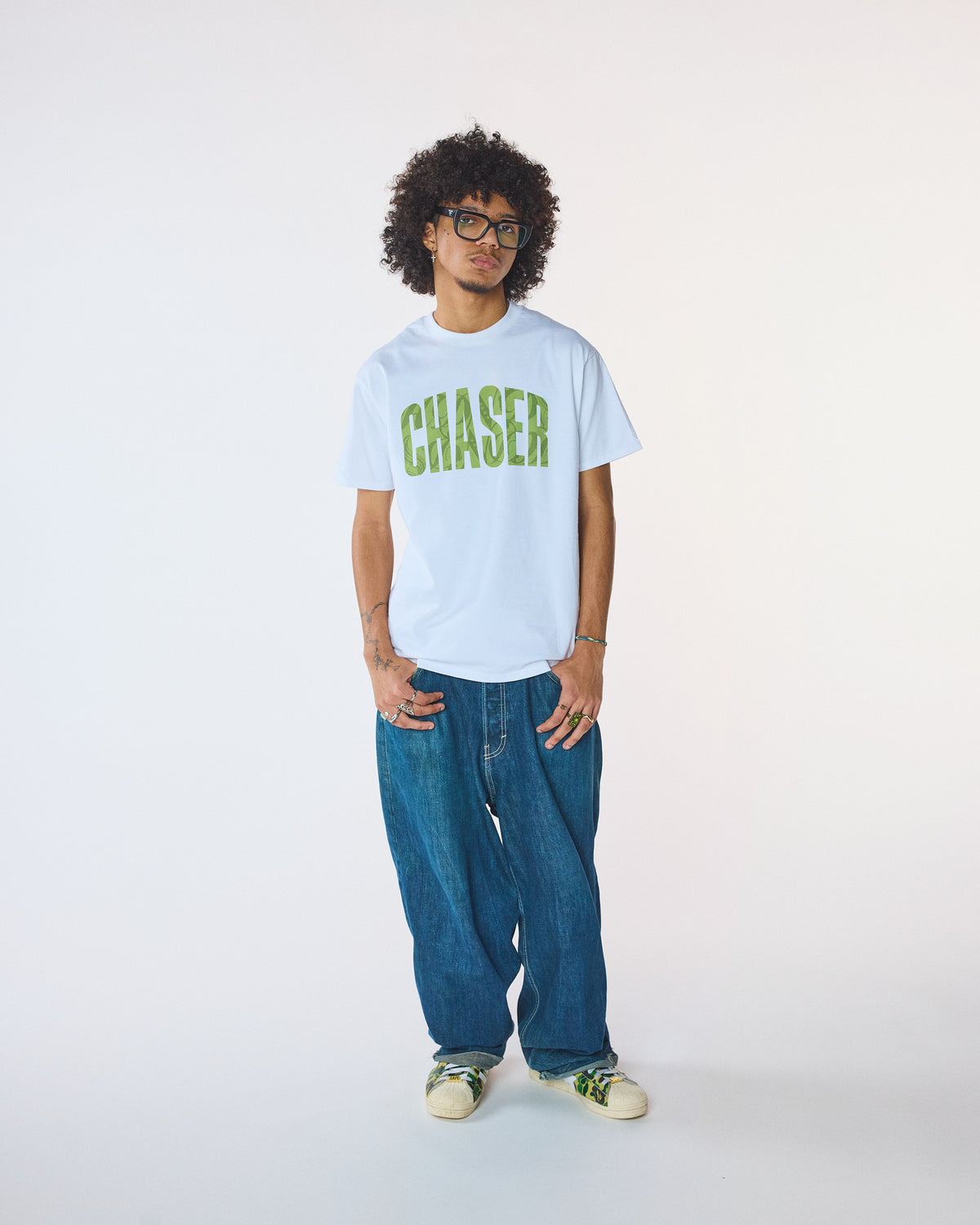 T-shirt CHASER vert HDD porté, coupe oversize blanche avec logo graphique vert, look streetwear premium.
