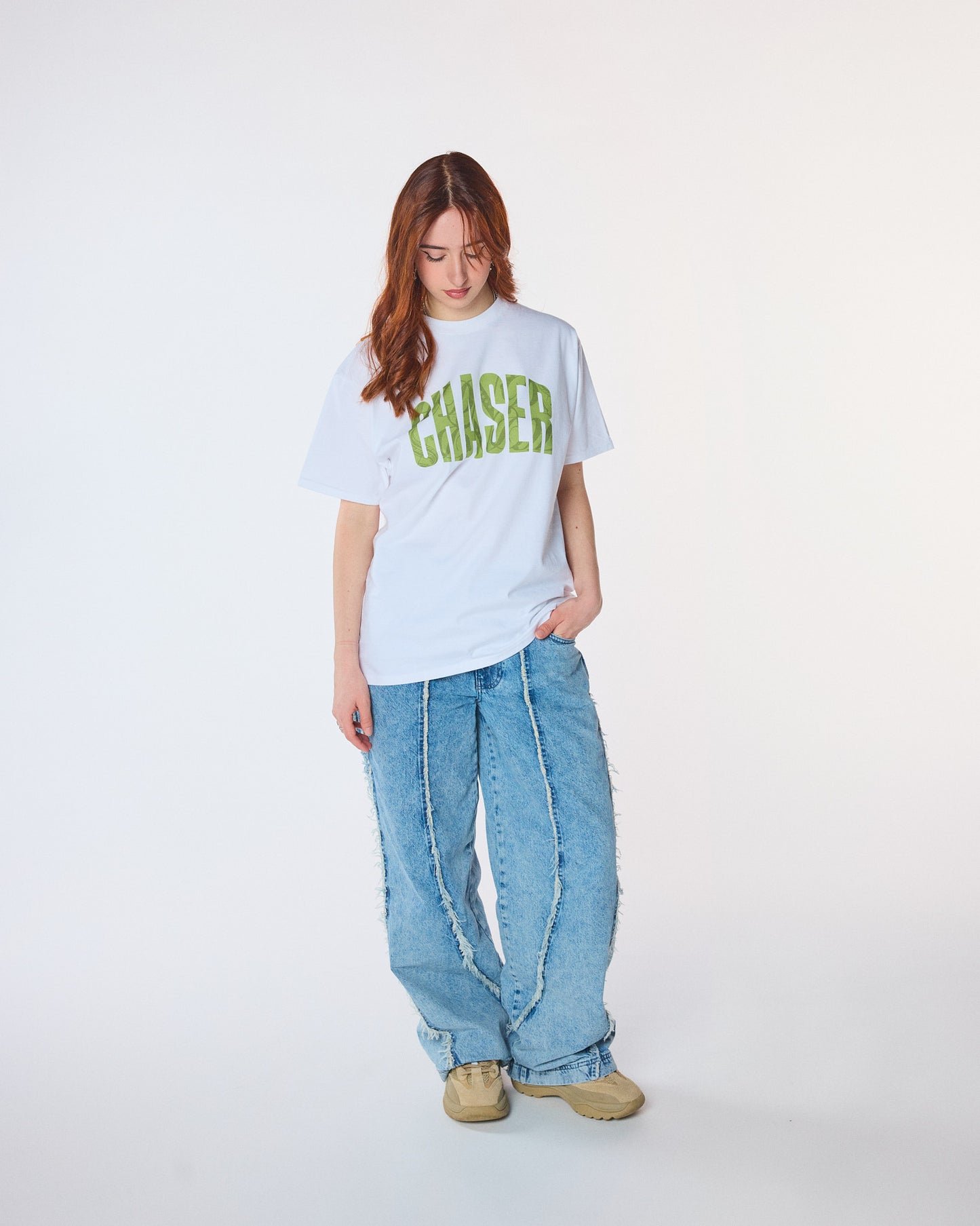 T-shirt CHASER vert HDD porté, logo graphique vert sur t-shirt blanc oversize, look streetwear premium.