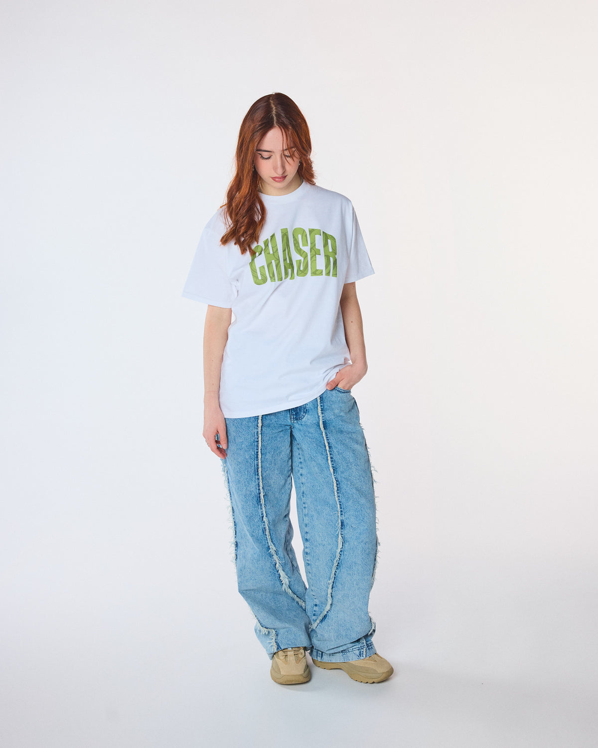T-shirt CHASER vert HDD porté, logo graphique vert sur t-shirt blanc oversize, look streetwear premium.