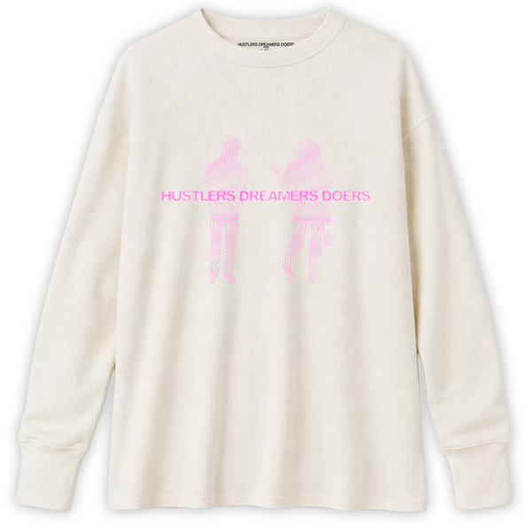 T-shirt manche longue waffle couleur écru HDD Paris, avec silhouettes roses et inscription “Hustlers Dreamers Doers”